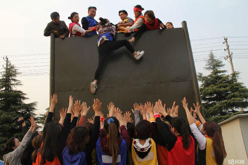 進行拓展訓練時除了要注意拓展訓練器材安全問題還要注意什么？