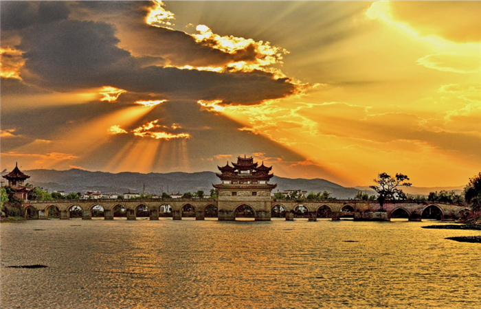 “5.19”相約建水，徜徉在鳳凰花的海洋，遇見(jiàn)不一樣的建水，體驗(yàn)天然養(yǎng)吧康養(yǎng)之旅！