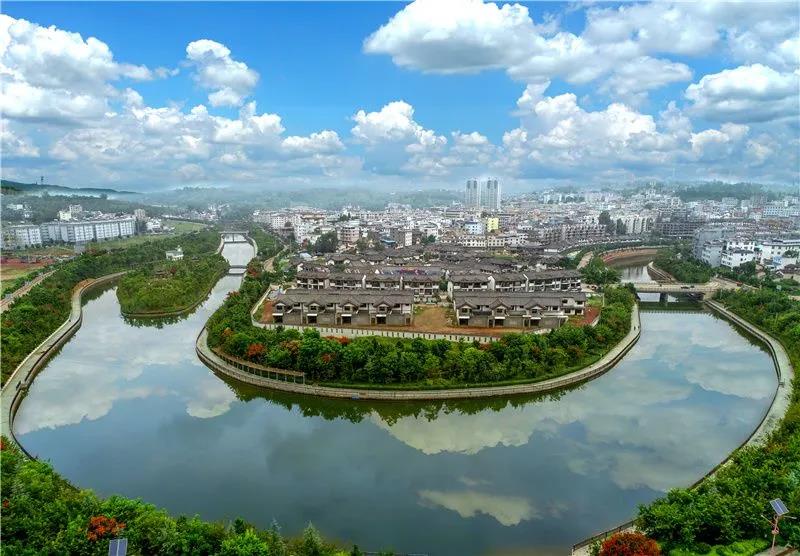 背上行囊，逃離喧囂  循遠(yuǎn)古印跡，隨非遺傳人  開啟“見人見物見生活”的非遺旅程吧！