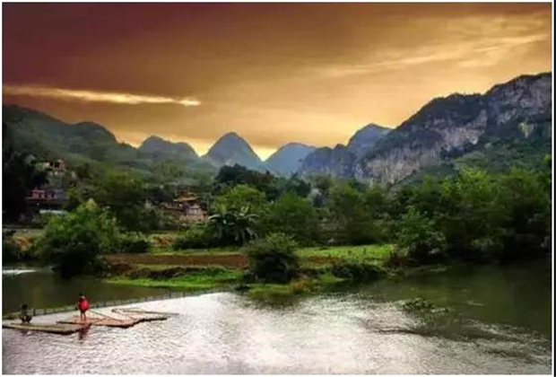云南這地方，賞花、劃船都齊了，這才是世外桃源！