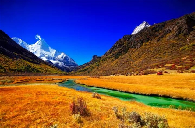 云南露營場地：稻城亞丁的秋天， 美到炸裂了?。?！