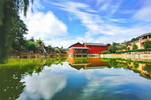 彌勒可邑小鎮(zhèn)：大三弦一響 腳底板就癢！