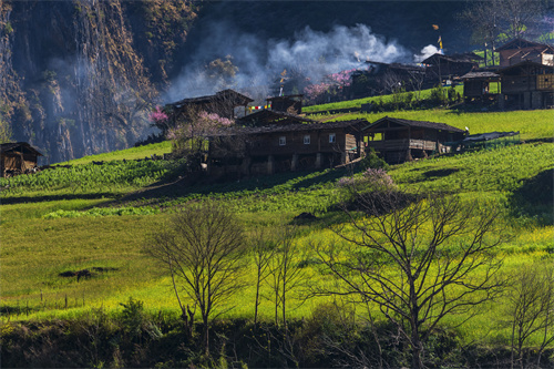 美麗紅河夜，見證發(fā)展中的紅河。
