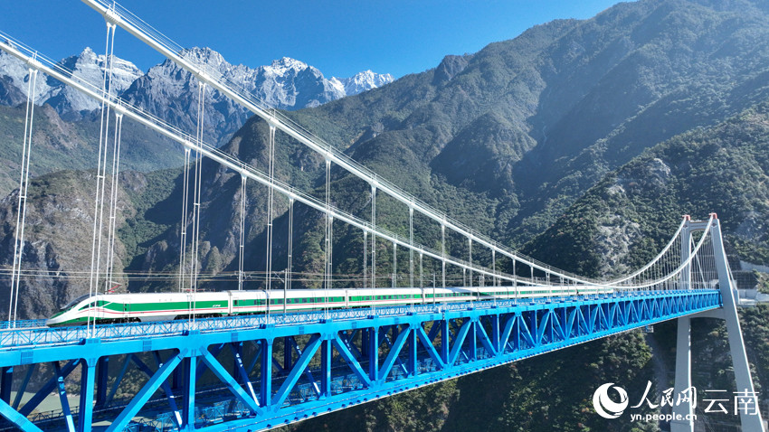 “復(fù)興號”動車行駛在金沙江特大橋上 “復(fù)興號”動車行駛在金沙江特大橋上